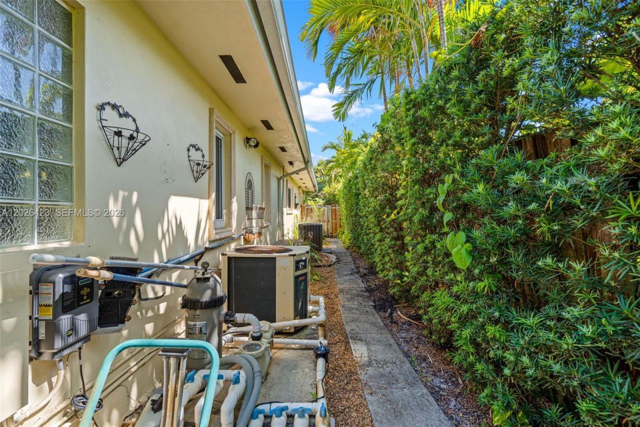 730 NE 116th St , Biscayne Park, FL 33161 Photo