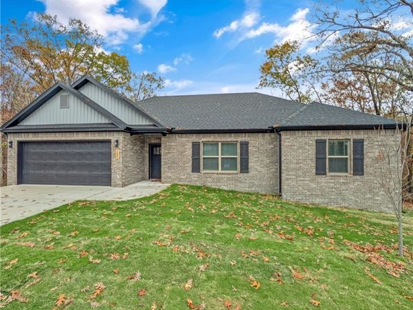 100 Selkirk Drive , Bella Vista, AR 72715