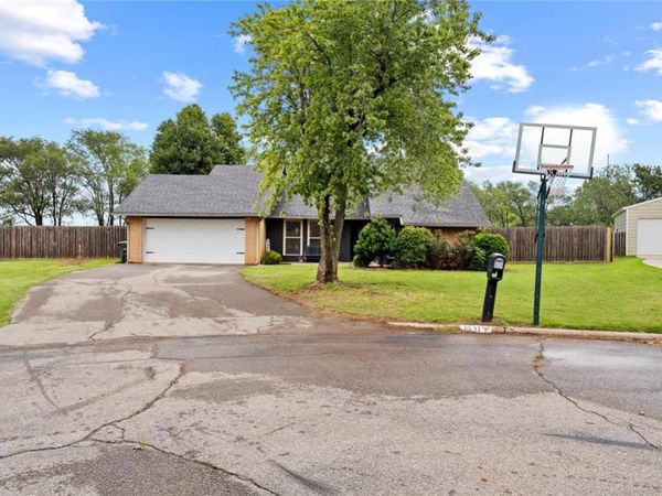 1631 Deputy Drive, Clinton, OK 73601