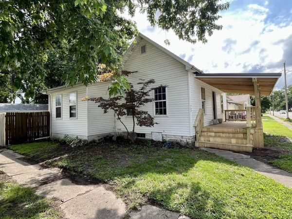 902 W FRANKLIN Street, Taylorville, IL 62568