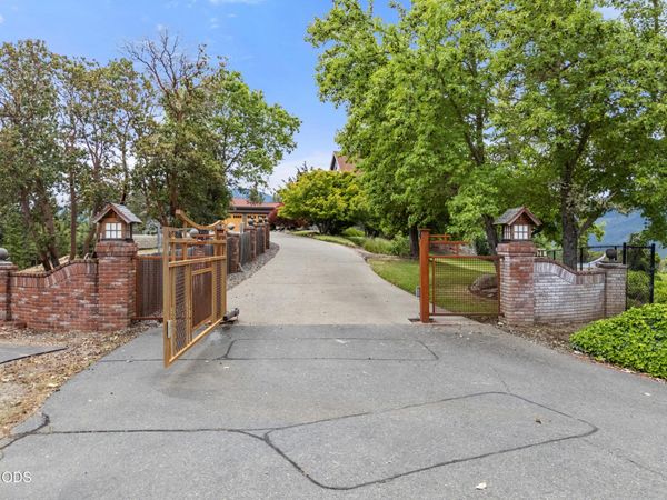 928 W Woodside Street, Grants Pass, OR 97527
