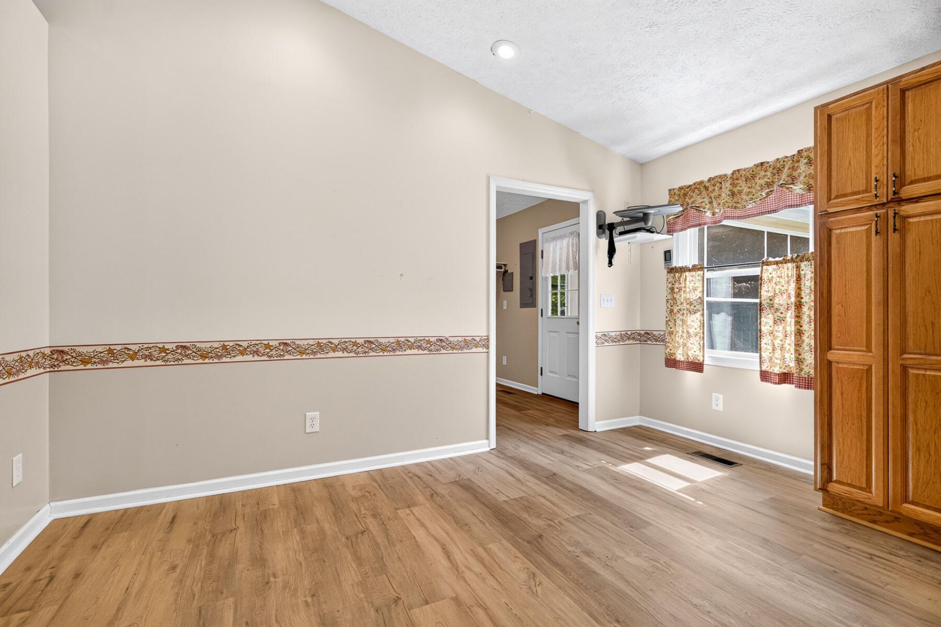 1104 Longpoint Road Photo 33