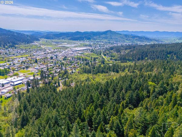 E SIXTH AVE, Sutherlin, OR 97479