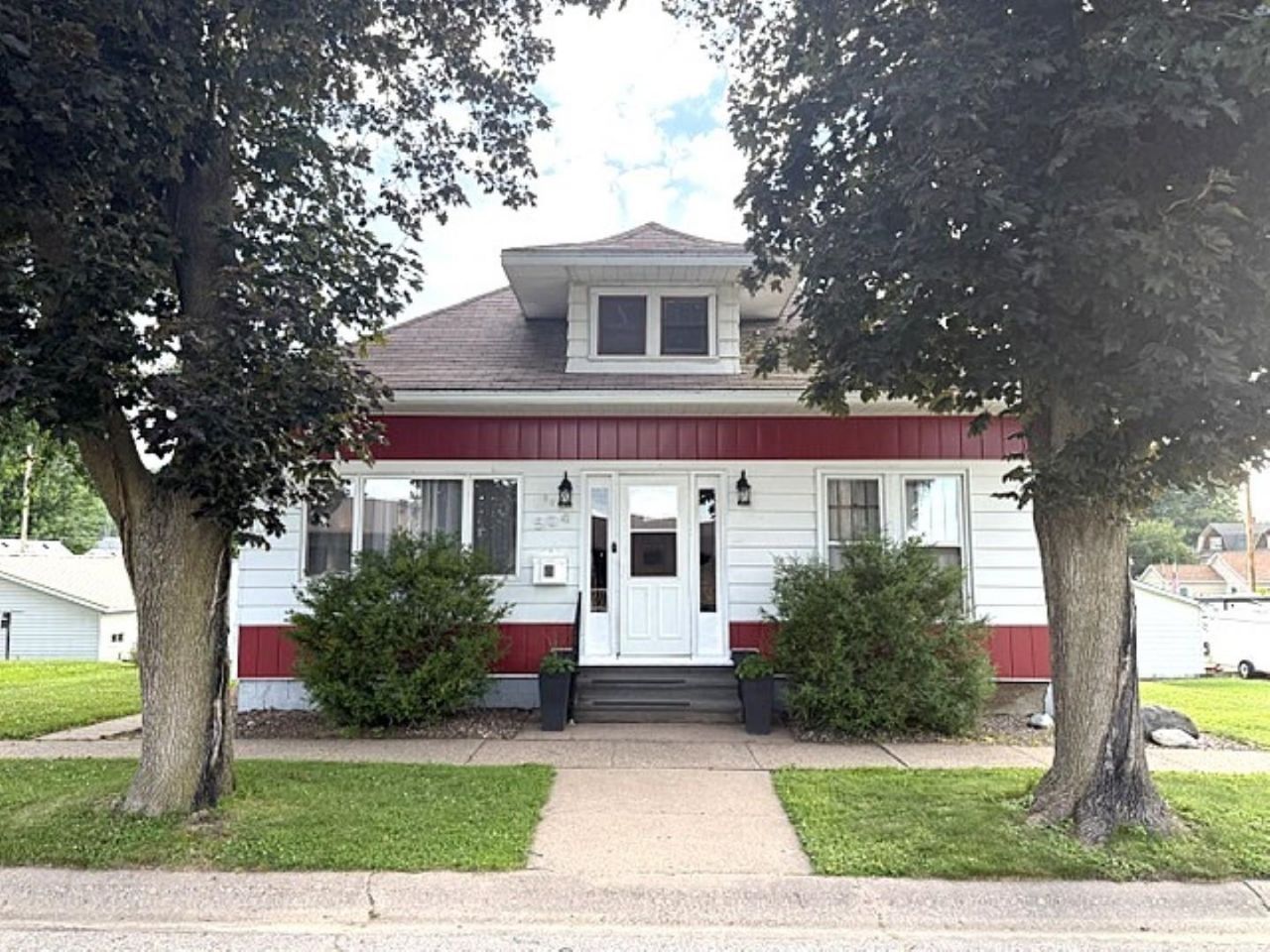 504 S 4th Street, Bellevue, IA 52031 Main Photo