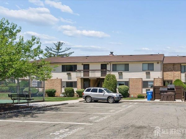 816 Cricket Lane , Woodbridge, NJ 07095