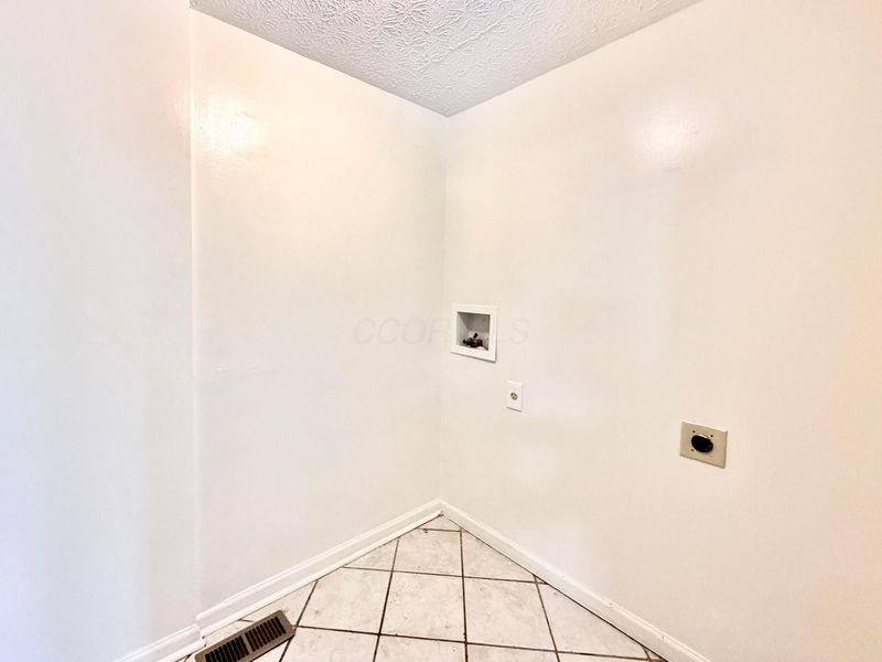 916 Lateglow Court, Newark, OH 43055 Photo 14
