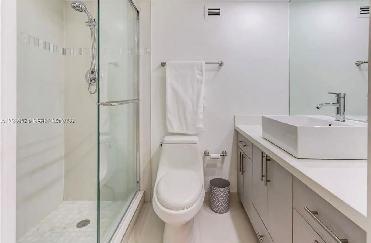 6039 Collins Ave, Unit 401, Miami Beach, FL 33140 Photo
