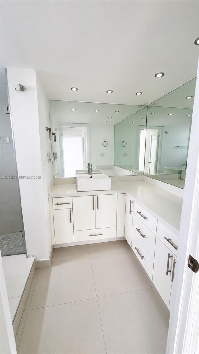 6039 Collins Ave, Unit 401, Miami Beach, FL 33140 Photo