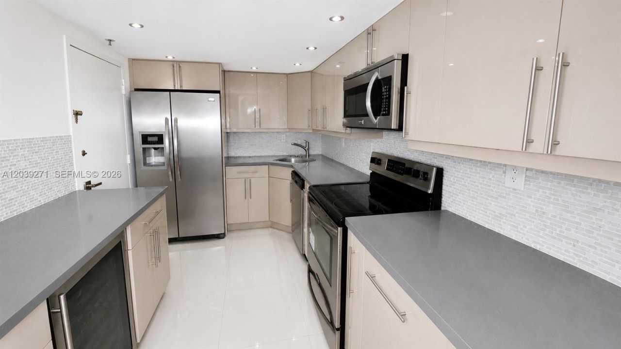 6039 Collins Ave, Unit 401, Miami Beach, FL 33140 Photo
