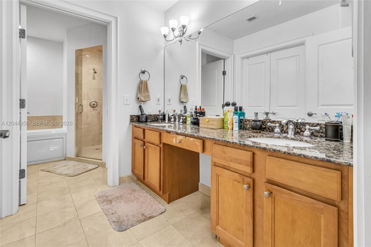16100 Emerald Estates Dr, Unit 298, Weston, FL 33331 Photo