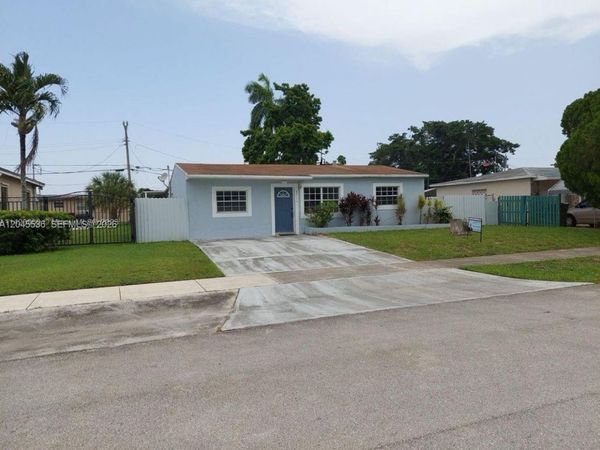 4211 SW 38th St , West Park, FL 33023