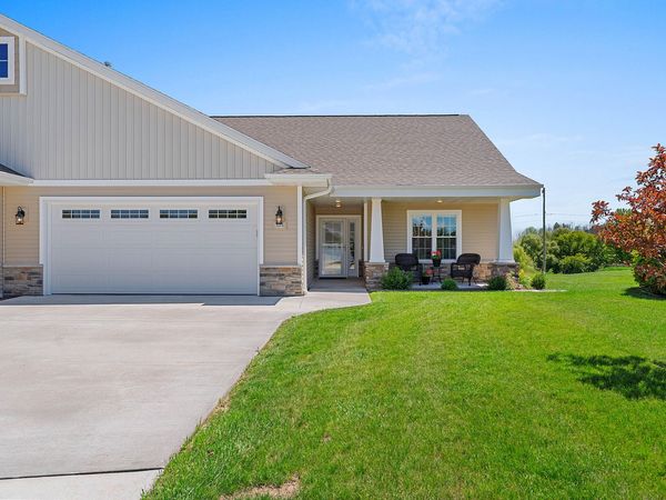525 Mapleleaf Ct, Manitowoc, WI 54220