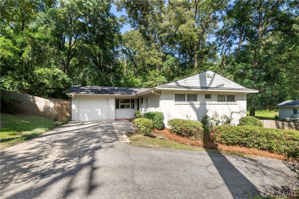 4809 Northwood Lake Drive E Northport, AL 35473