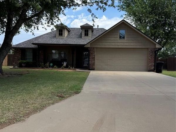 215 S Marion Avenue, Hinton, OK 73047