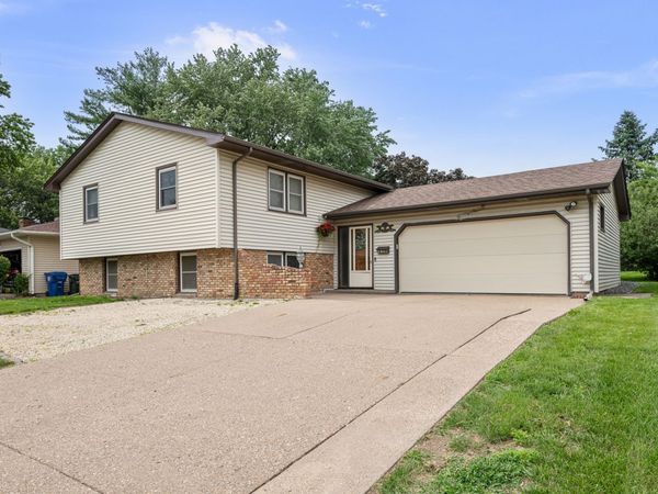 2138 W 38th Place , Davenport, IA 52806