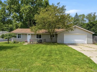 3130 Greenlawn Avenue, Commerce Twp, MI 48382