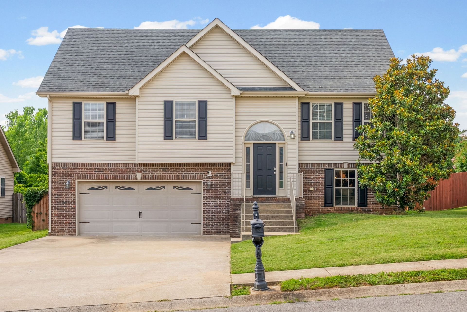 1996 General Neyland Dr, Clarksville, TN 37042 Main Photo