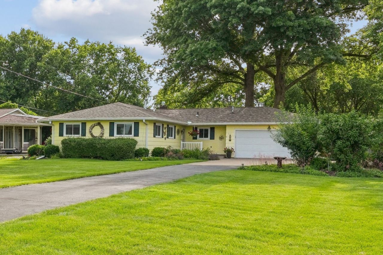 8512 Ridgewood Road, Rock Island, IL 61201 Main Photo