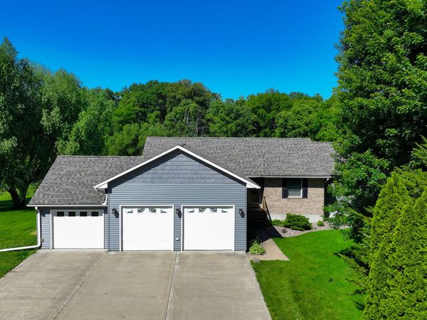 681 W Deer Creek Road , Clinton, IA 52732