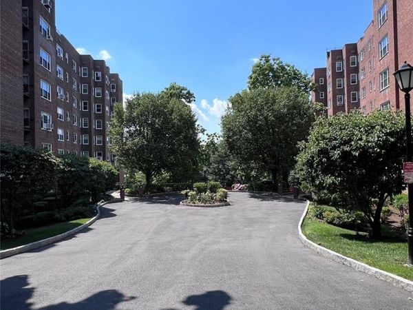 290 Collins Avenue, Unit 8E, Fleetwood, NY 10552