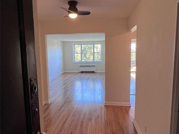 290 Collins Avenue, Unit 8E, Fleetwood, NY 10552