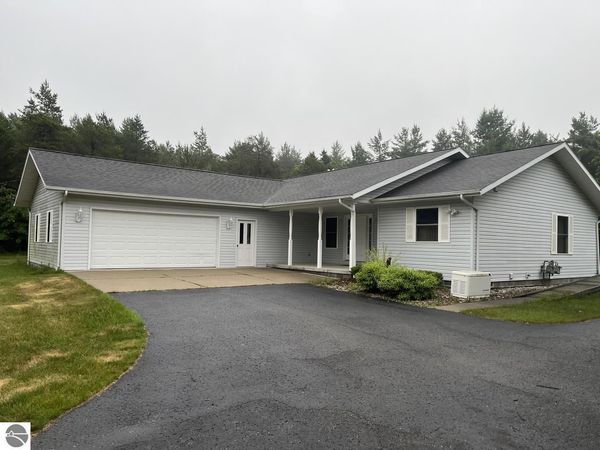 1220 Douglas Drive E, Roscommon, MI 48653