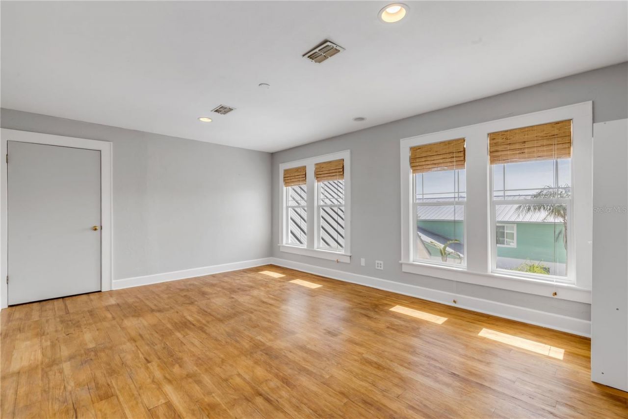 315 Due East Street, New Smyrna Beach, FL 32169 Photo