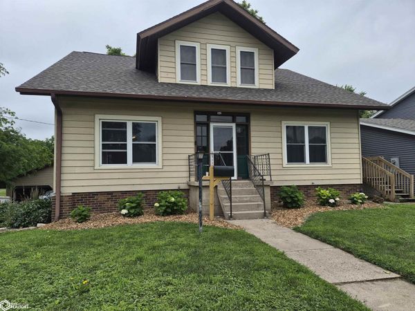 1225 N 4Th Avenue W, Newton, IA 50208