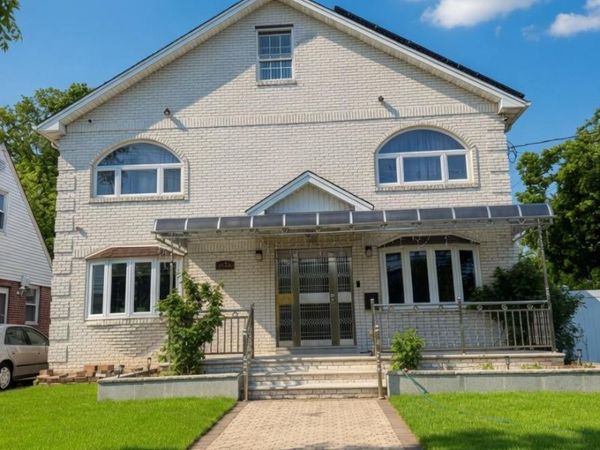 76-53 271st Street , New Hyde Park, NY 11040