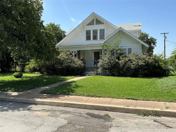 300 E Grand Avenue, Comanche, TX 76442