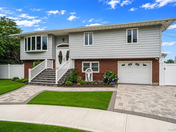 395 N Putnam Avenue , Lindenhurst, NY 11757