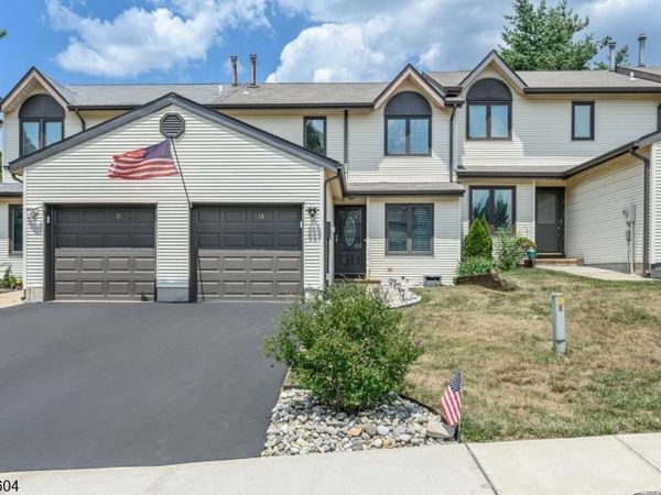 18 Holly Ct, Raritan, NJ 08822