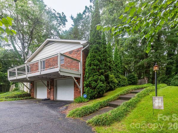 936 Toxaway Drive, Hendersonville, NC 28791