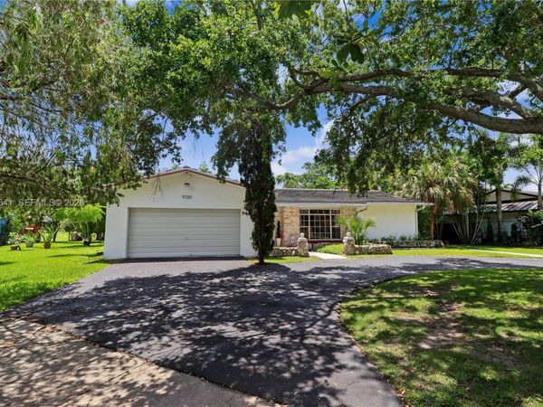 9720 Palmetto Club Ln W , Miami, FL 33157
