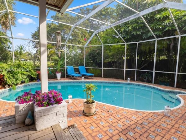 9720 Palmetto Club Ln W, Miami, FL 33157