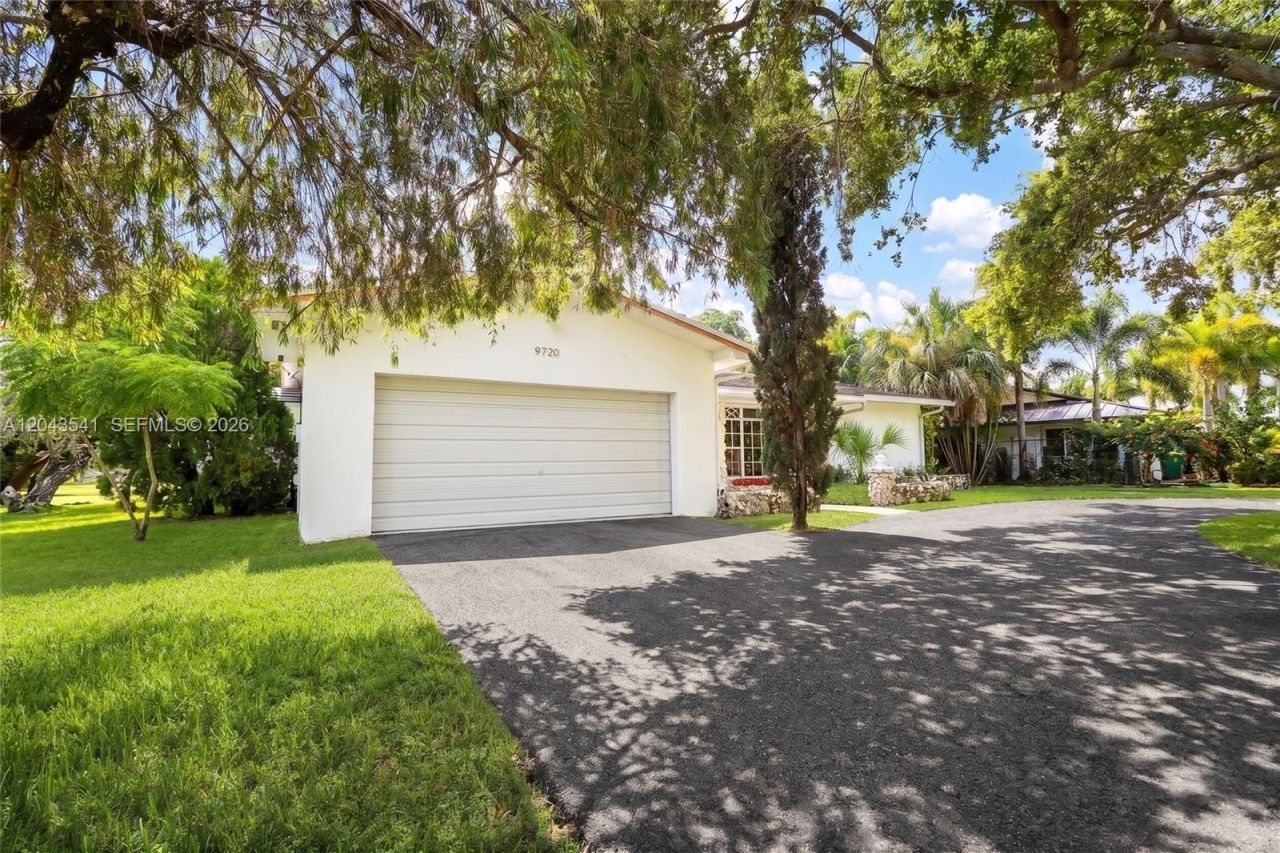 9720 Palmetto Club Ln W, Miami, FL 33157 Photo