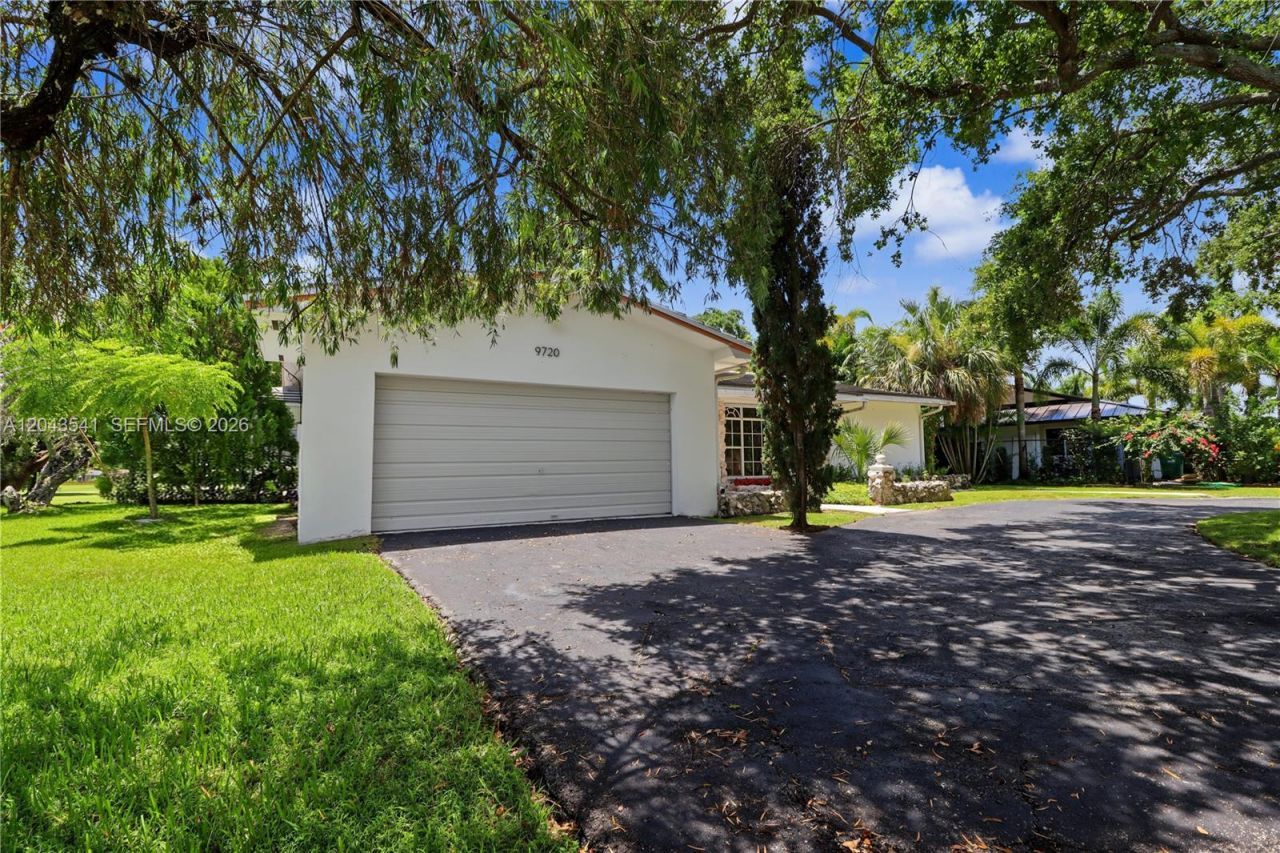 9720 Palmetto Club Ln W , Miami, FL 33157 Photo