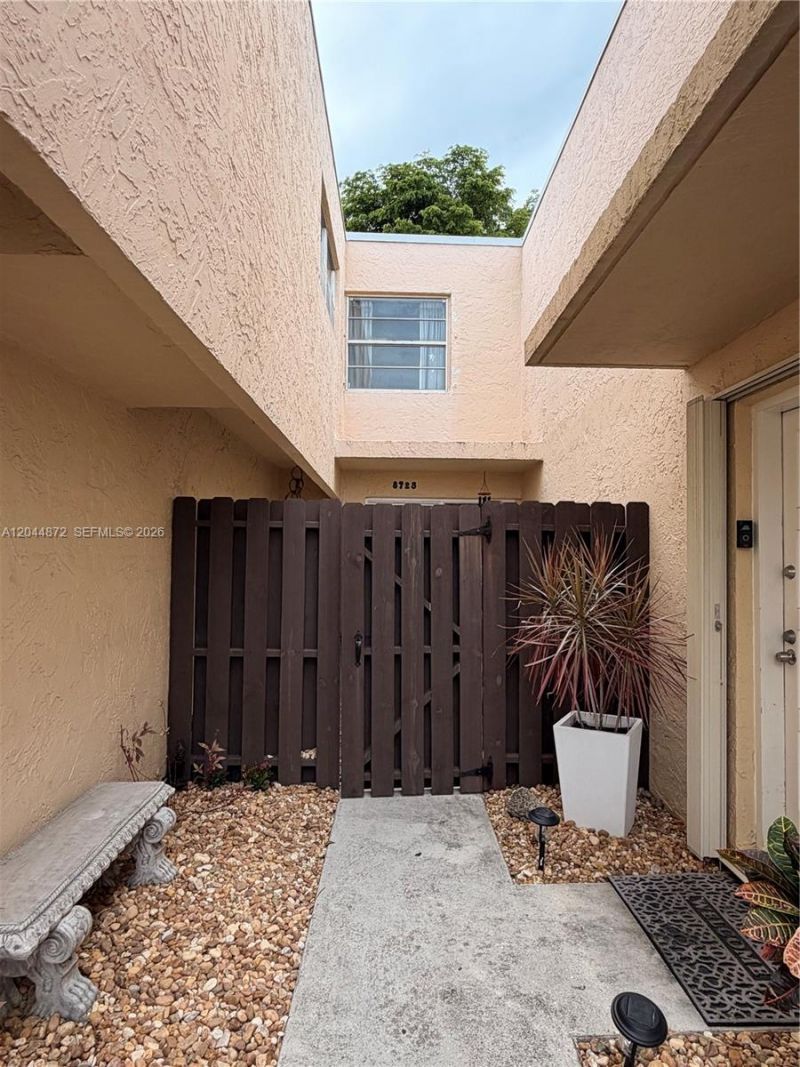 8925 NE 4 Avenue Rd , Unit 8925, Miami Shores, FL 33138 Photo