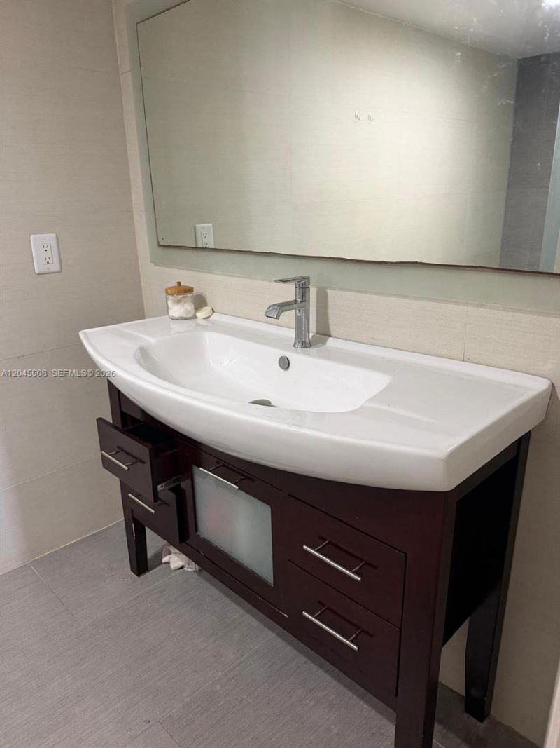600 NE 36 St, Unit PH22, Miami, FL 33137 Photo