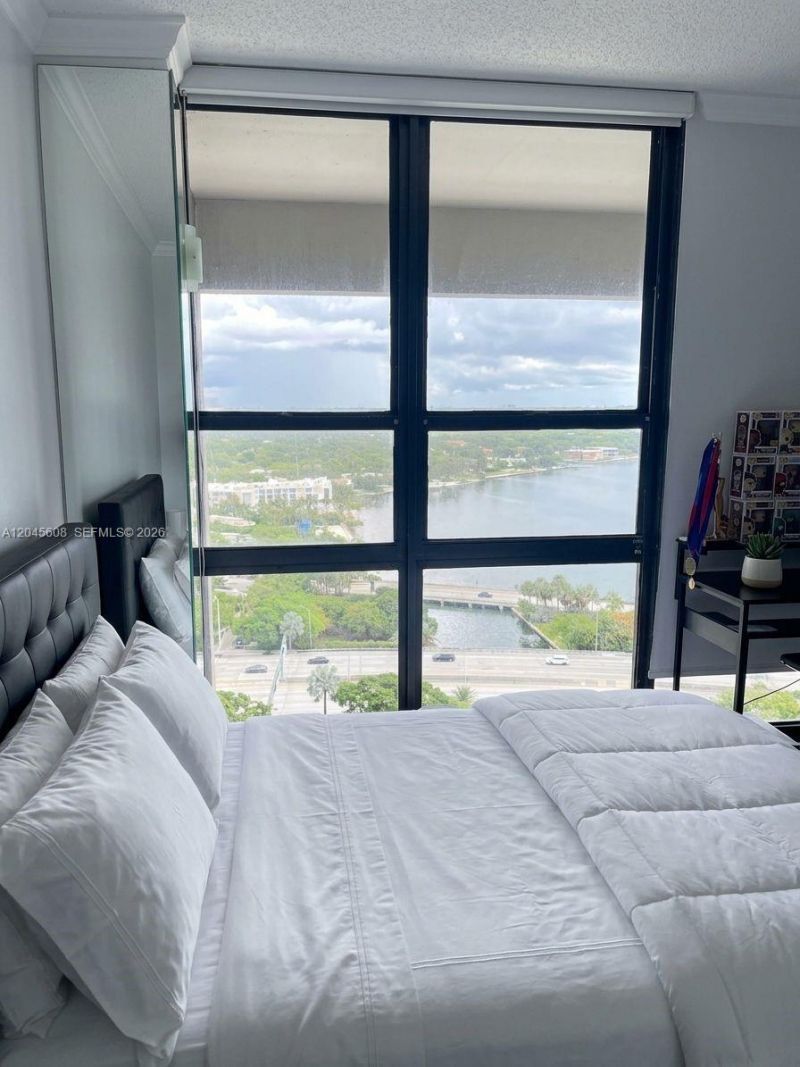600 NE 36 St, Unit PH22, Miami, FL 33137 Photo