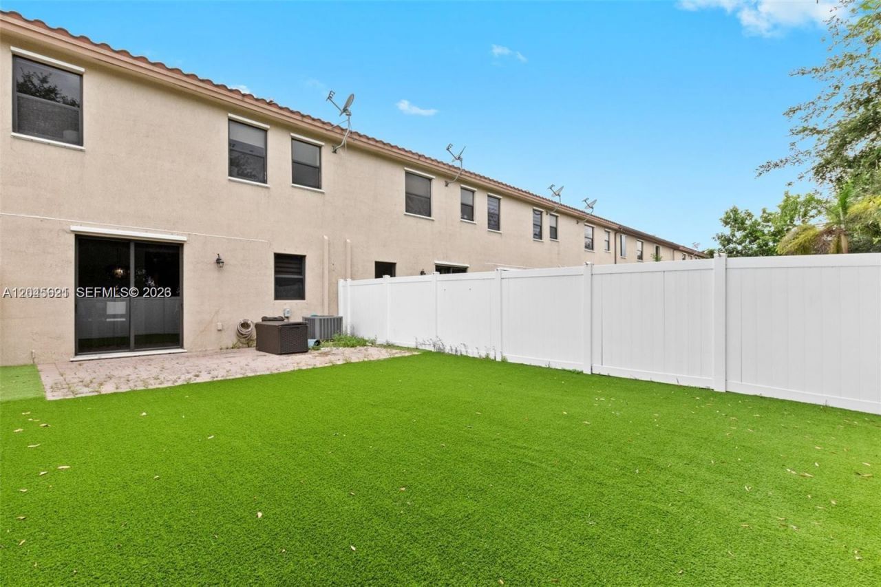 8925 W 33rd Ave, Hialeah, FL 33018 Photo