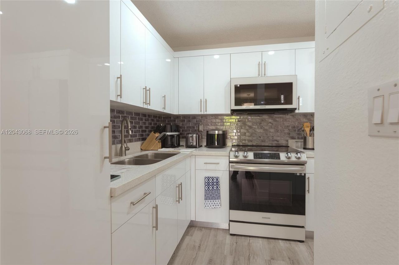 10501 SW 108th Ave , Unit 209, Miami, FL 33176 Photo