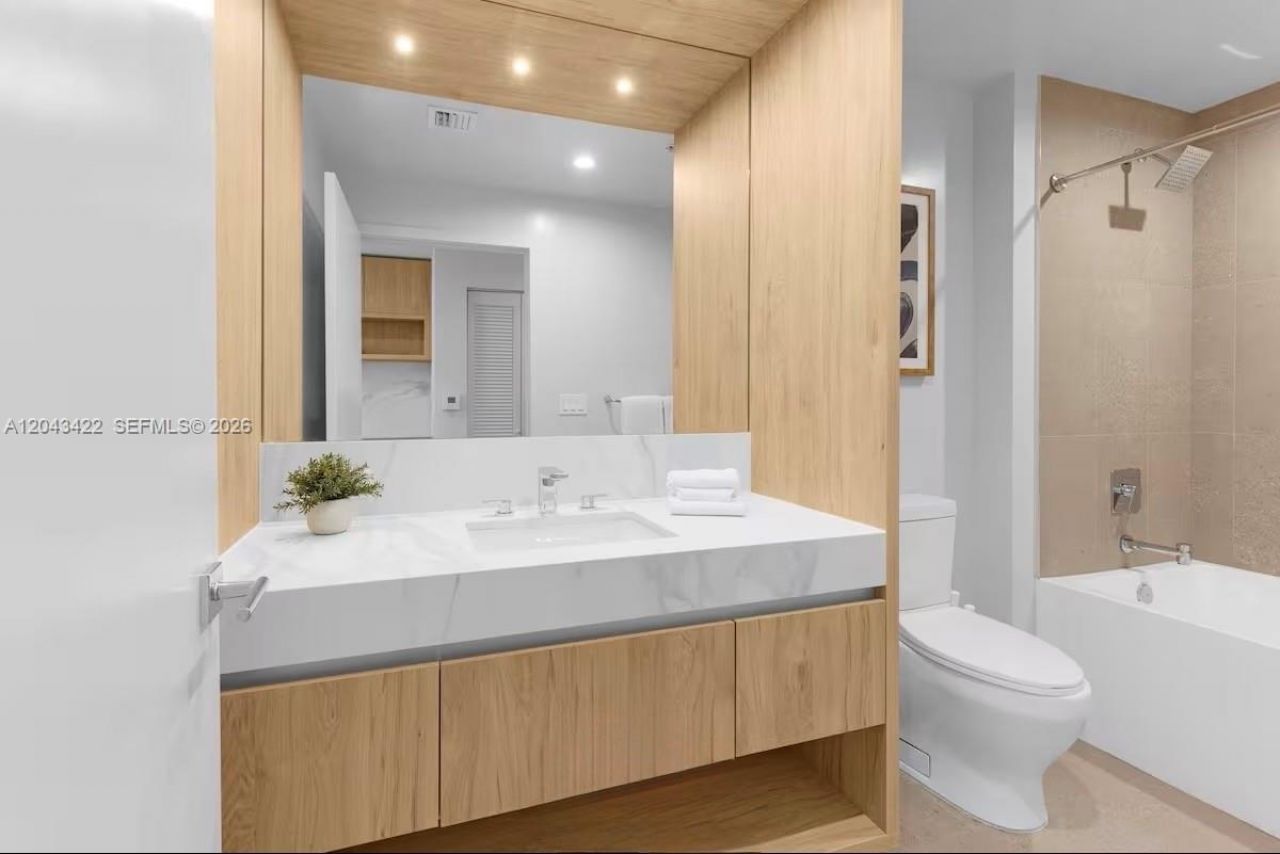 11 NE 6th St, Unit 1606, Miami, FL 33132 Photo