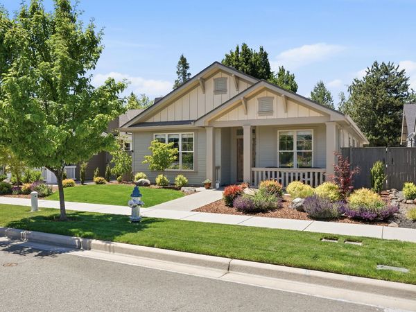566 Canterwood Drive, Medford, OR 97504