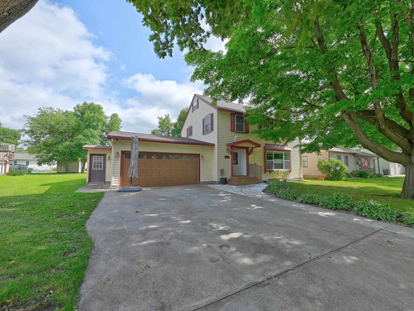 1539 Maplecrest Drive, Estherville, IA 51334