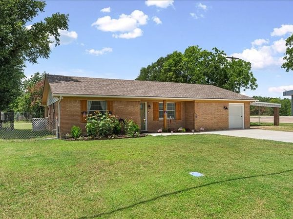 703 N Gilmer Avenue, Dawson, TX 76639