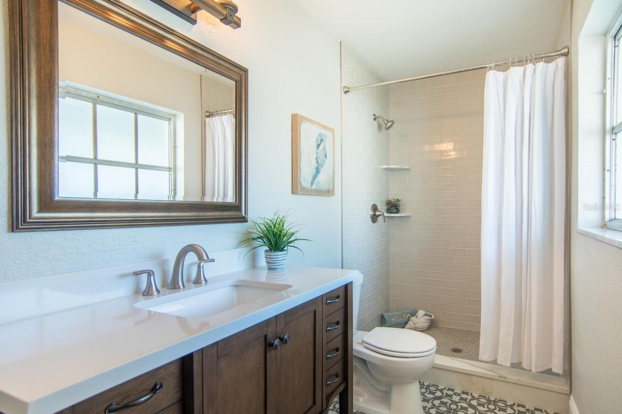 542 59th Way S, Saint Petersburg, FL 33707 Photo