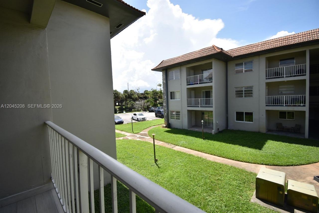 13900 Lake Placid Ct, Unit A24, Miami Lakes, FL 33014 Photo