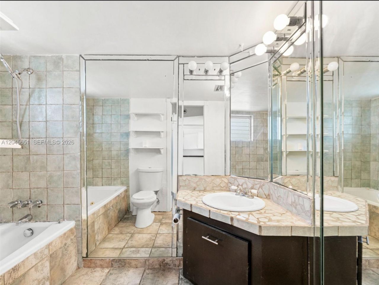 18900 NE 14th Ave, Unit D106, Miami, FL 33179 Photo