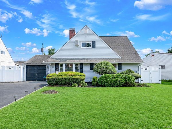 90 Twin Lane N, Wantagh, NY 11793
